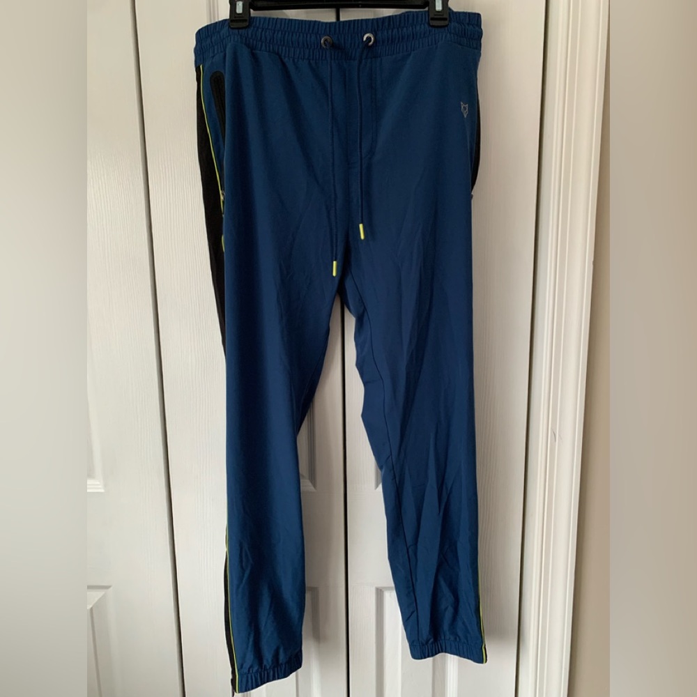 Pull-on pants with drawstring waist, 2 pockets w/ zippers, zippers at ankles too